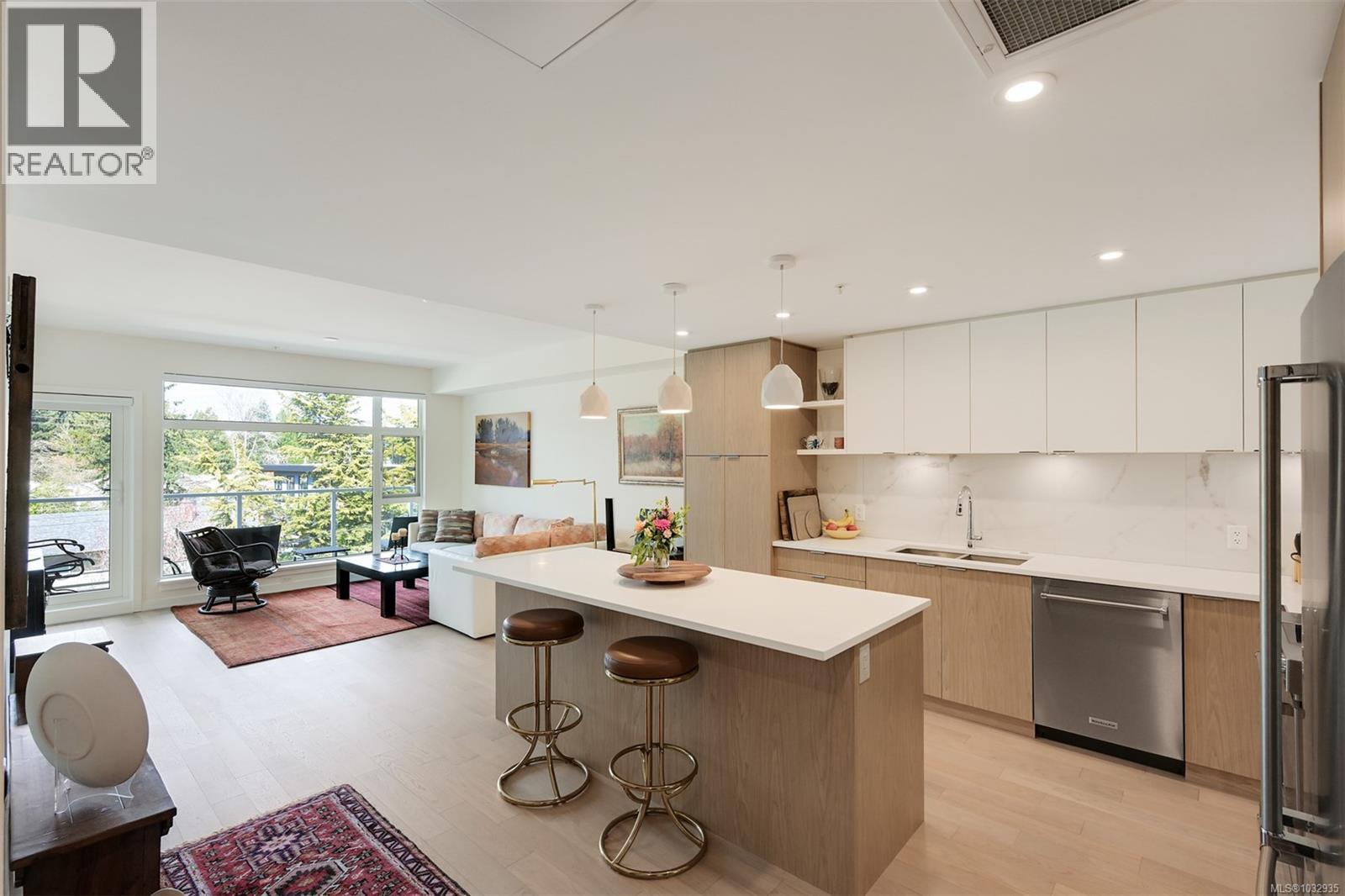 301 5120 Cordova Bay Road, Saanich