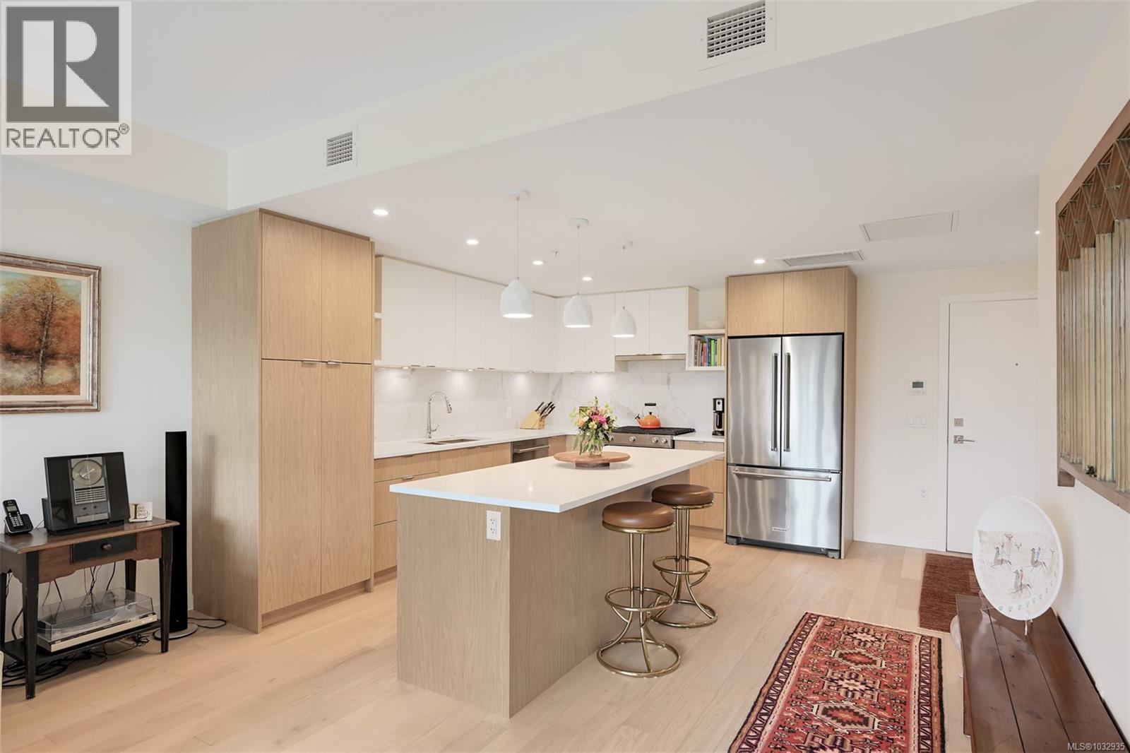 301 5120 Cordova Bay Road, Saanich