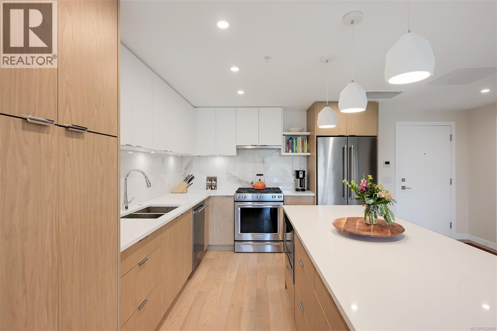 301 5120 Cordova Bay Road, Saanich