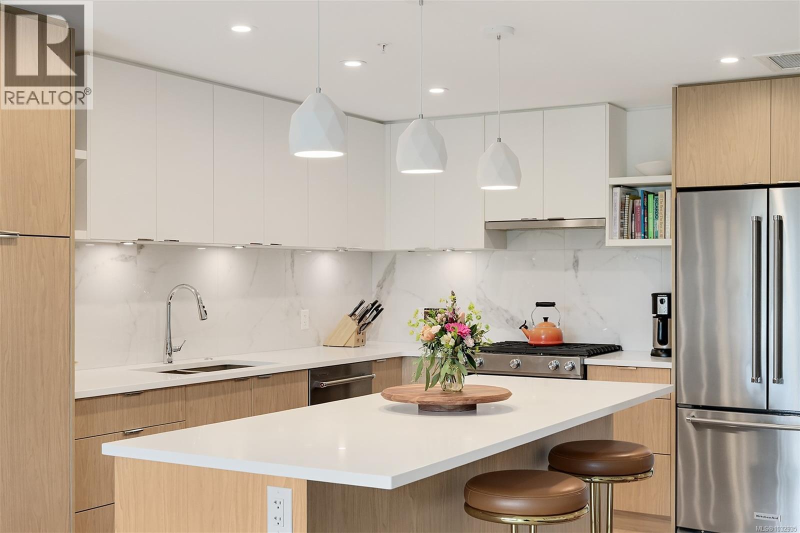 301 5120 Cordova Bay Road, Saanich