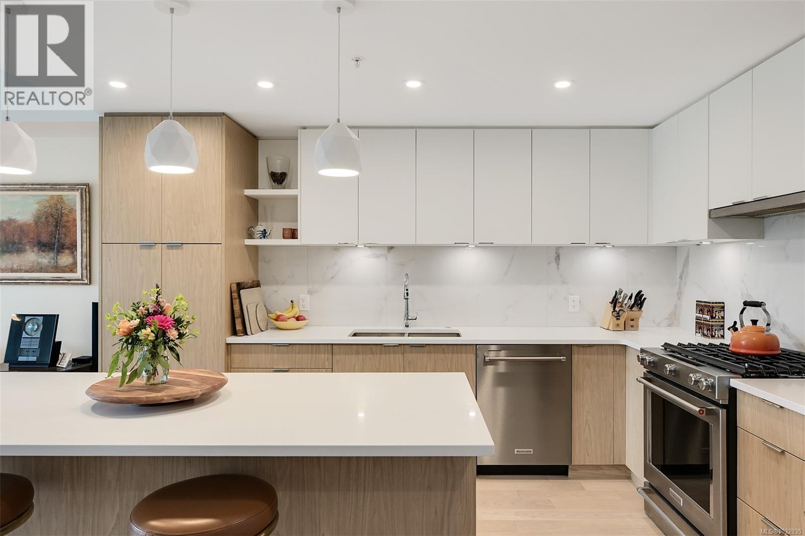 301 5120 Cordova Bay Road, Saanich