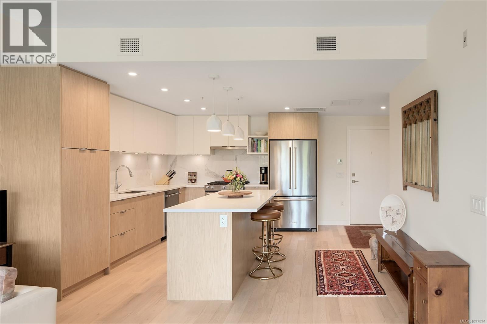 301 5120 Cordova Bay Road, Saanich