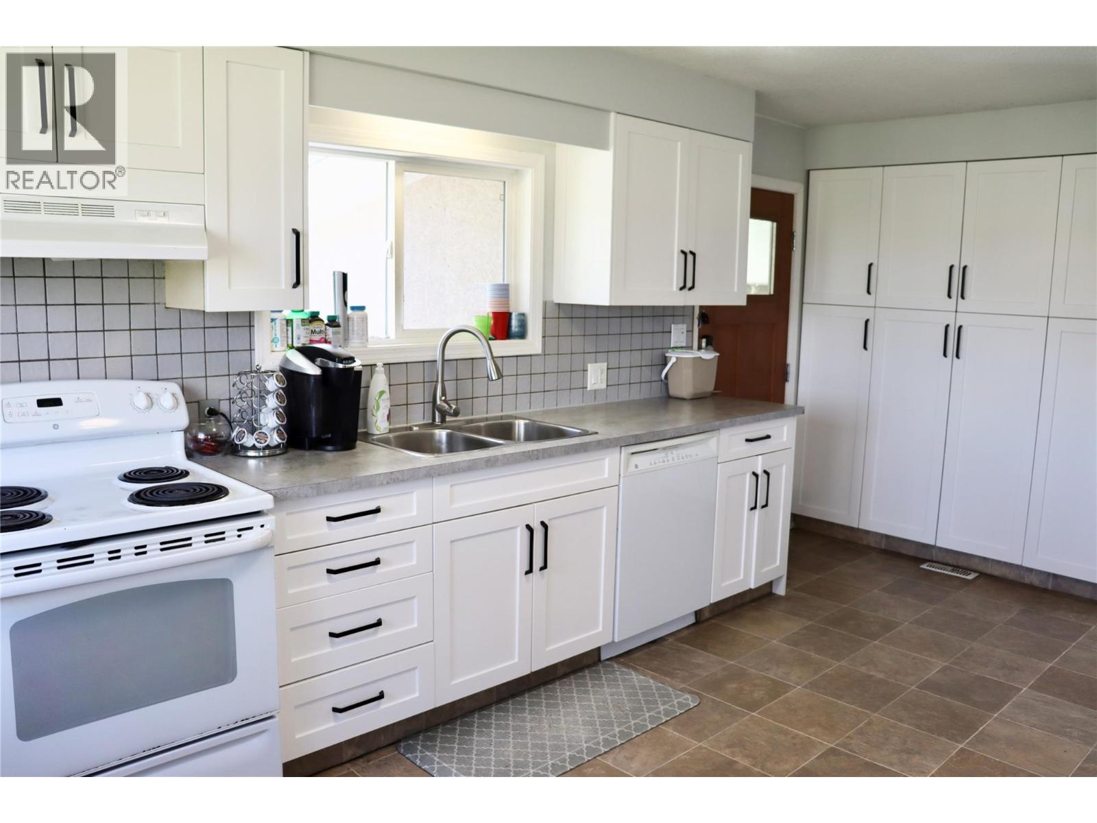 7792 Lochdale Road, Vernon