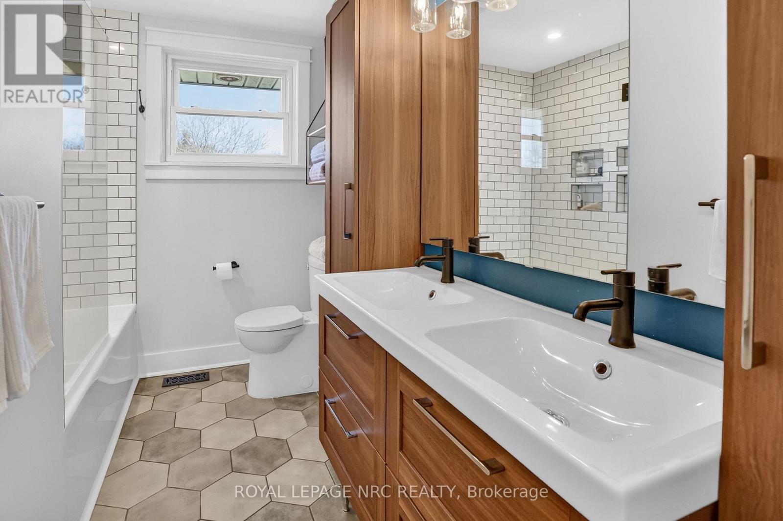 5 PIECE BATHROOM WITH DOUBLE SINK VANITY