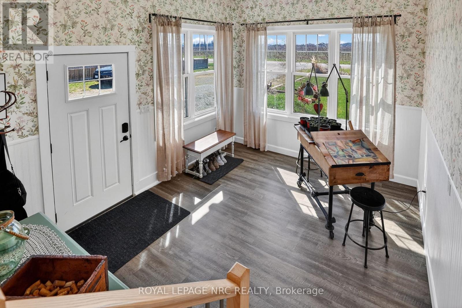 SUNNY SUNROOM