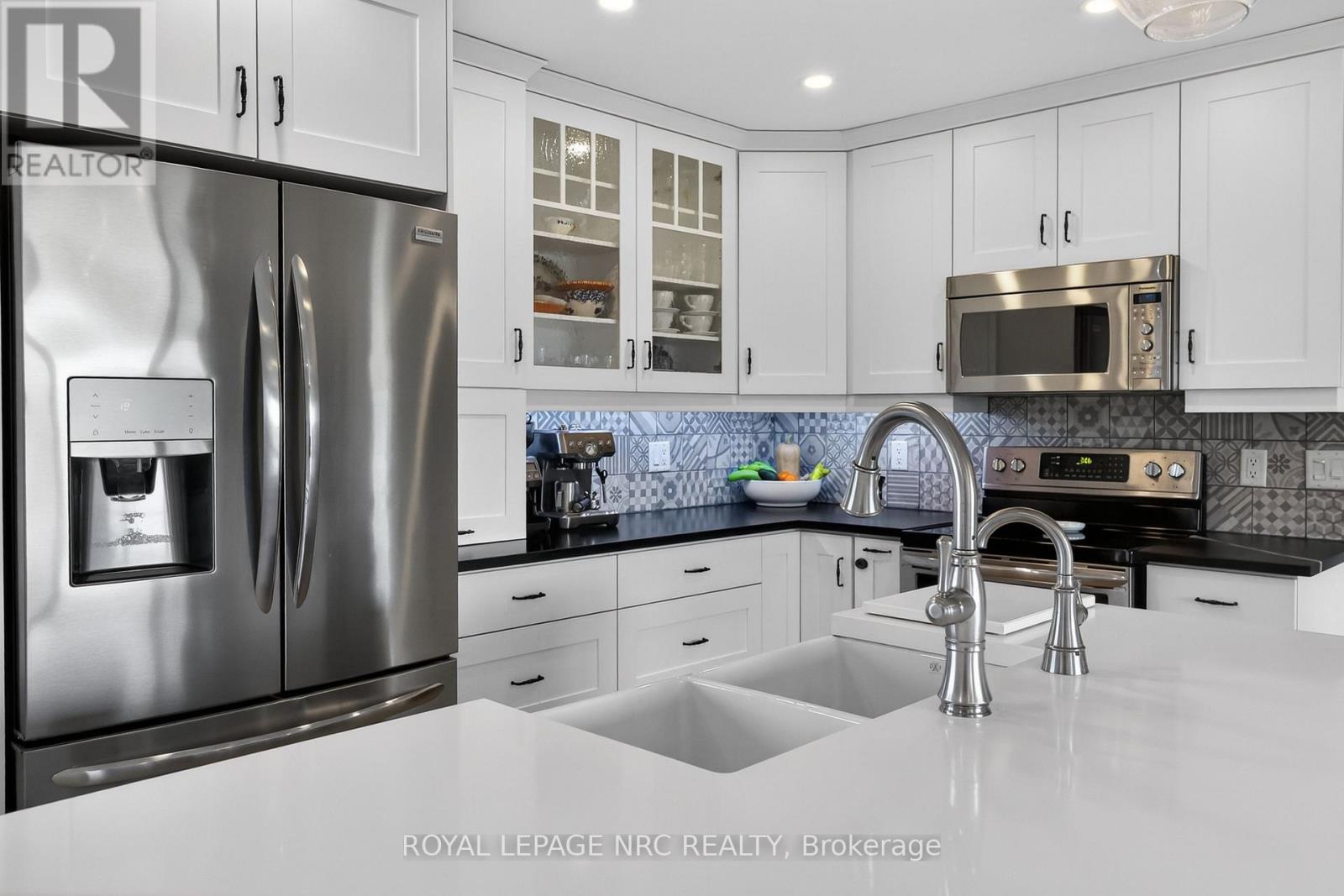 GLASS DOOR CABINETS, BACKSPLASH