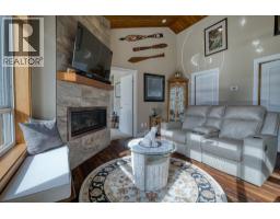 3779 Emerald Crescent, Lac La Hache, BC V0K1T1 Photo 8