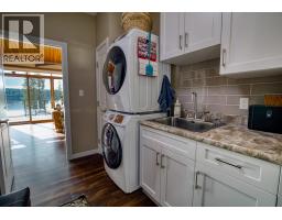 Kitchen - 3779 Emerald Crescent, Lac La Hache, BC V0K1T1 Photo 6