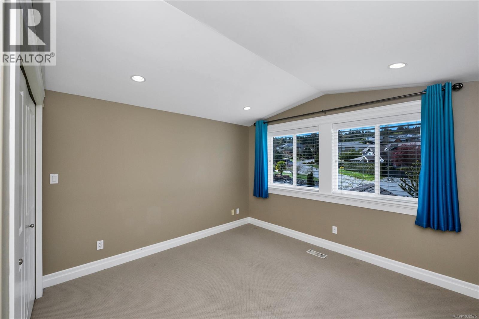 625 Sentinel Dr - 32