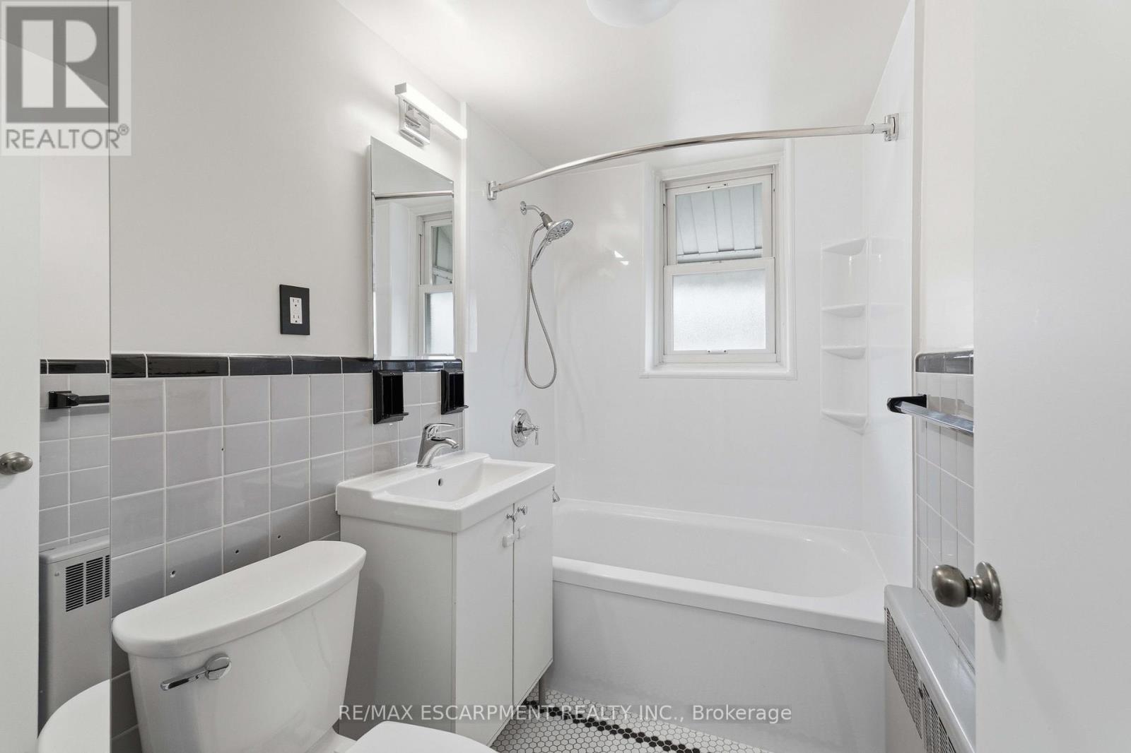 #23 231 MACNAB STREET S - 11