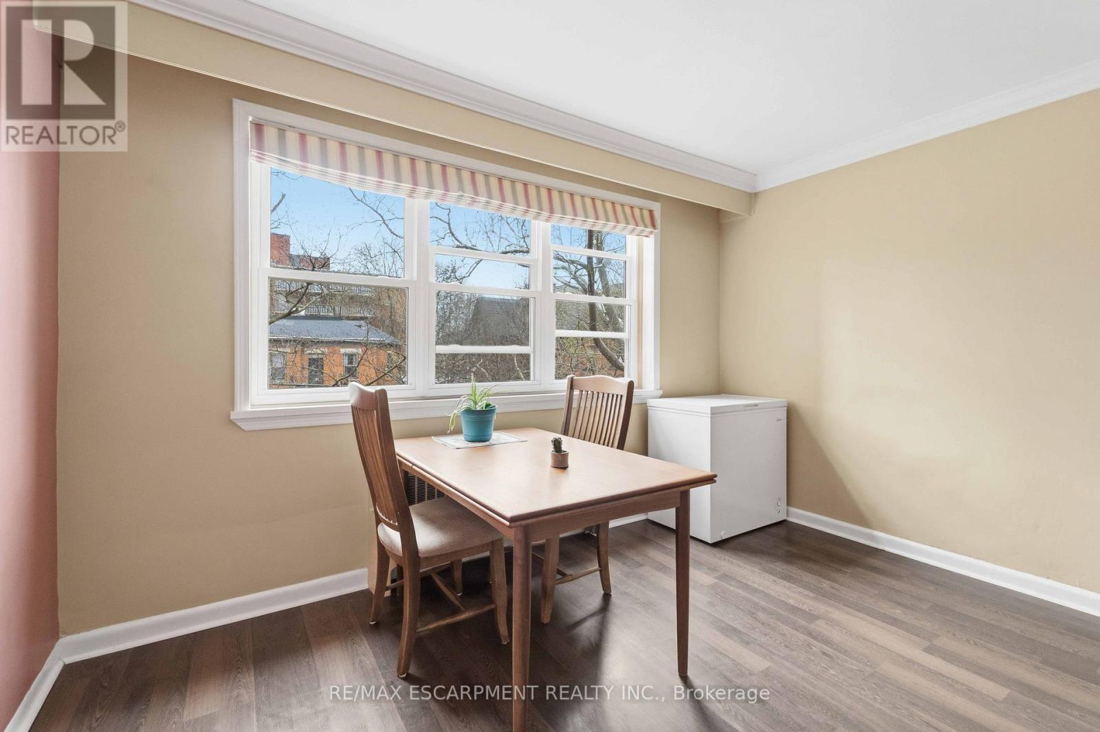 #23 231 MACNAB STREET S - 5