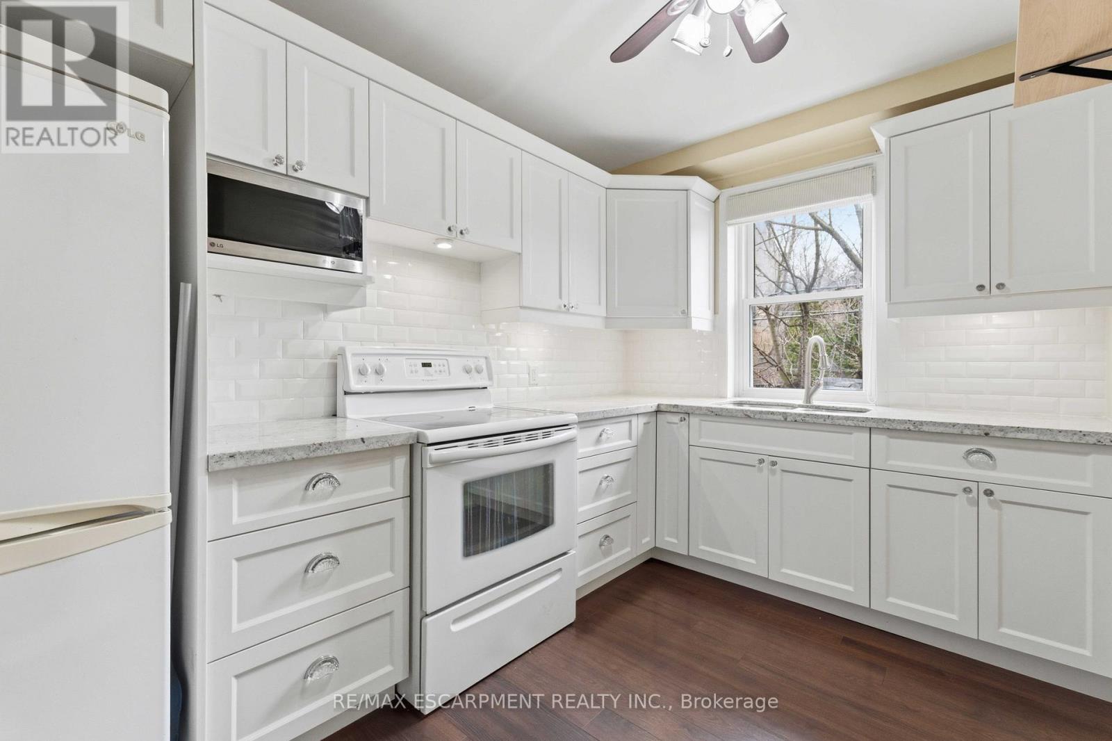 #23 231 MACNAB STREET S - 8