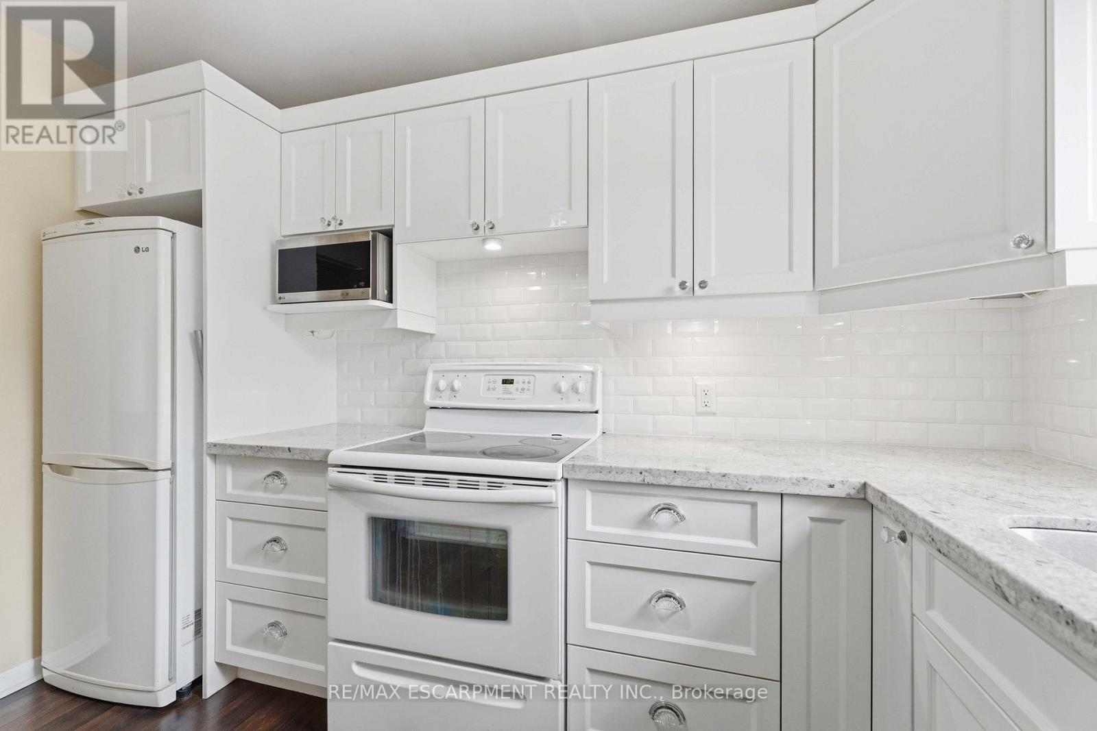 #23 231 MACNAB STREET S - 9