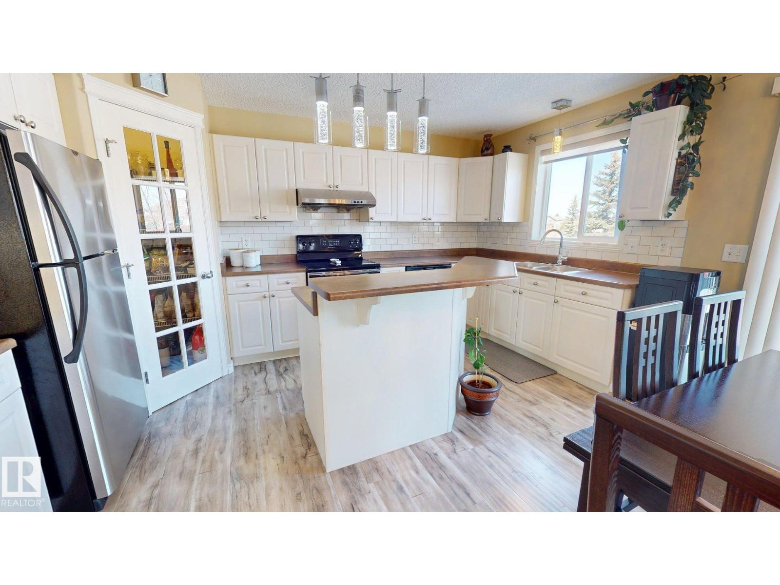 8704 175 AV NW, Edmonton