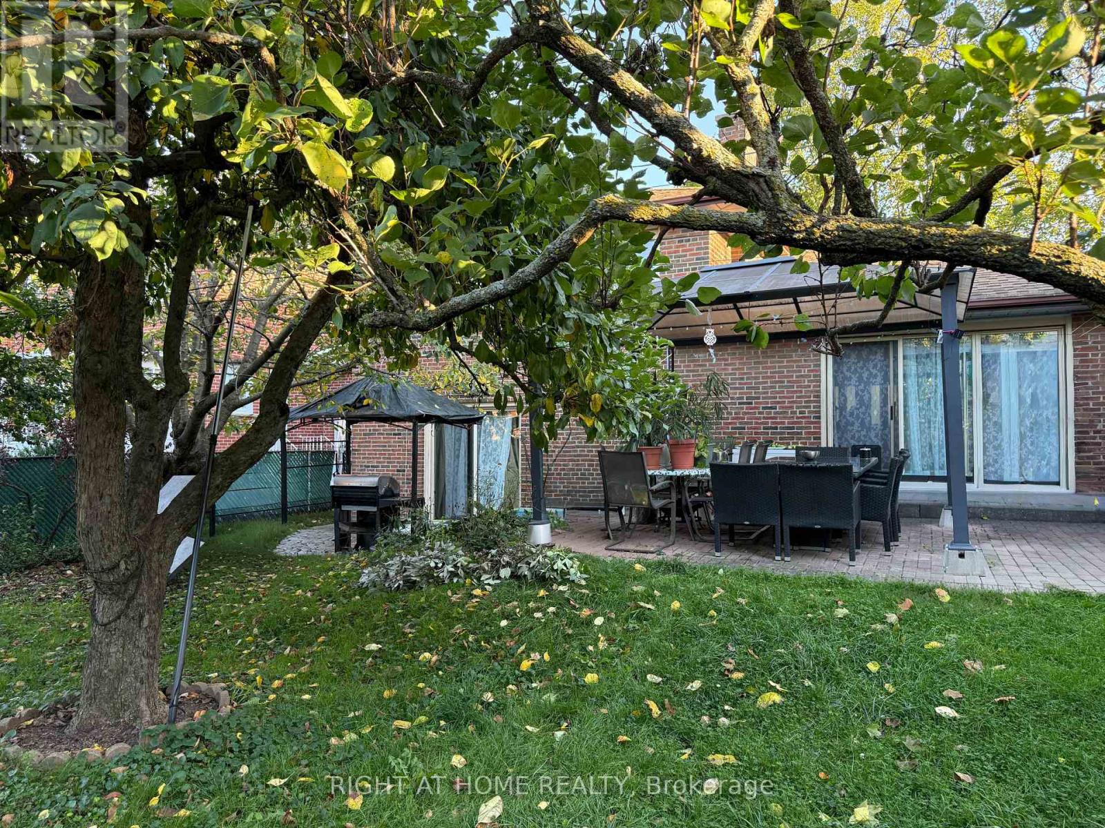 258 LA ROSE AVENUE - 7