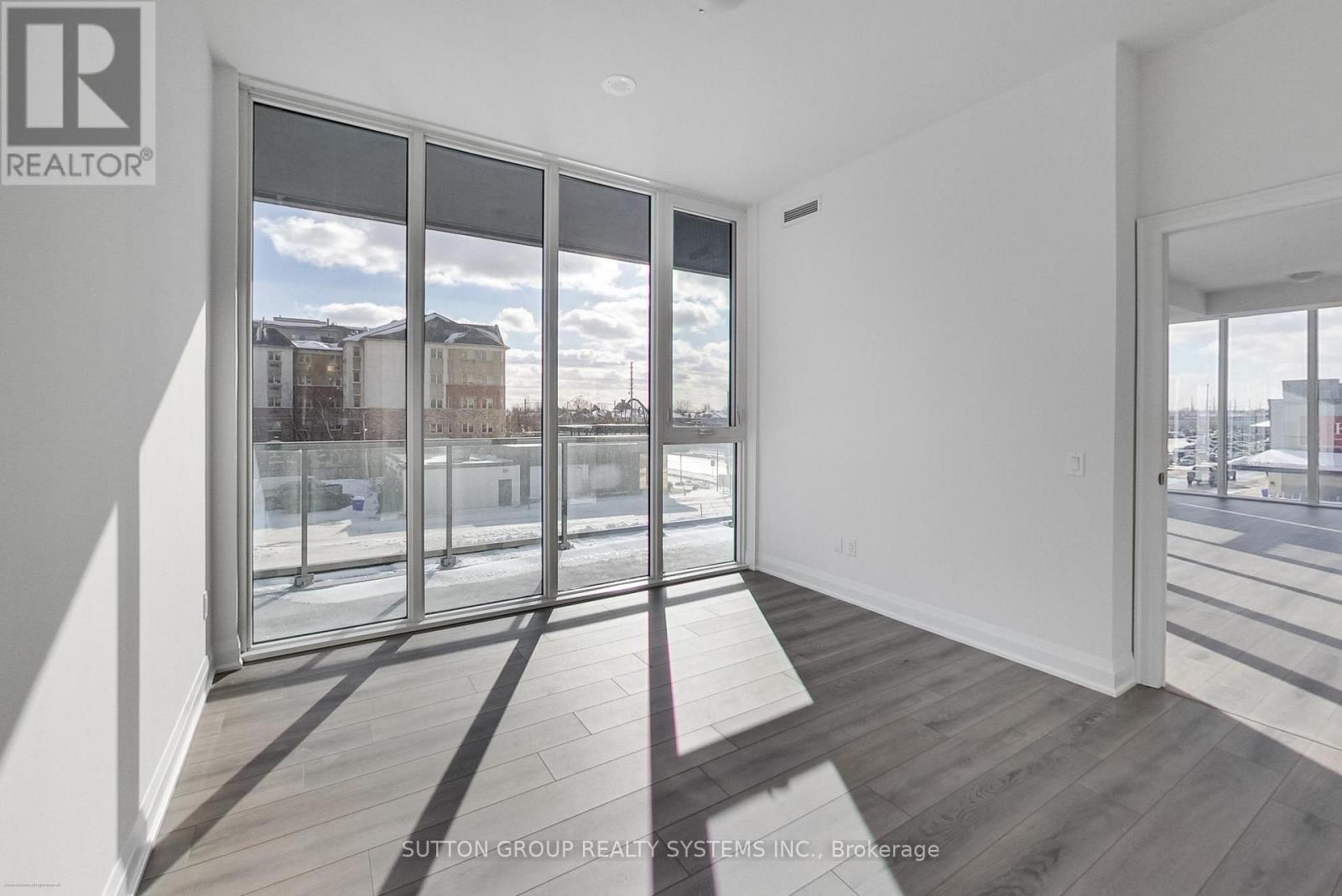 #204 10 GATINEAU DRIVE - 10