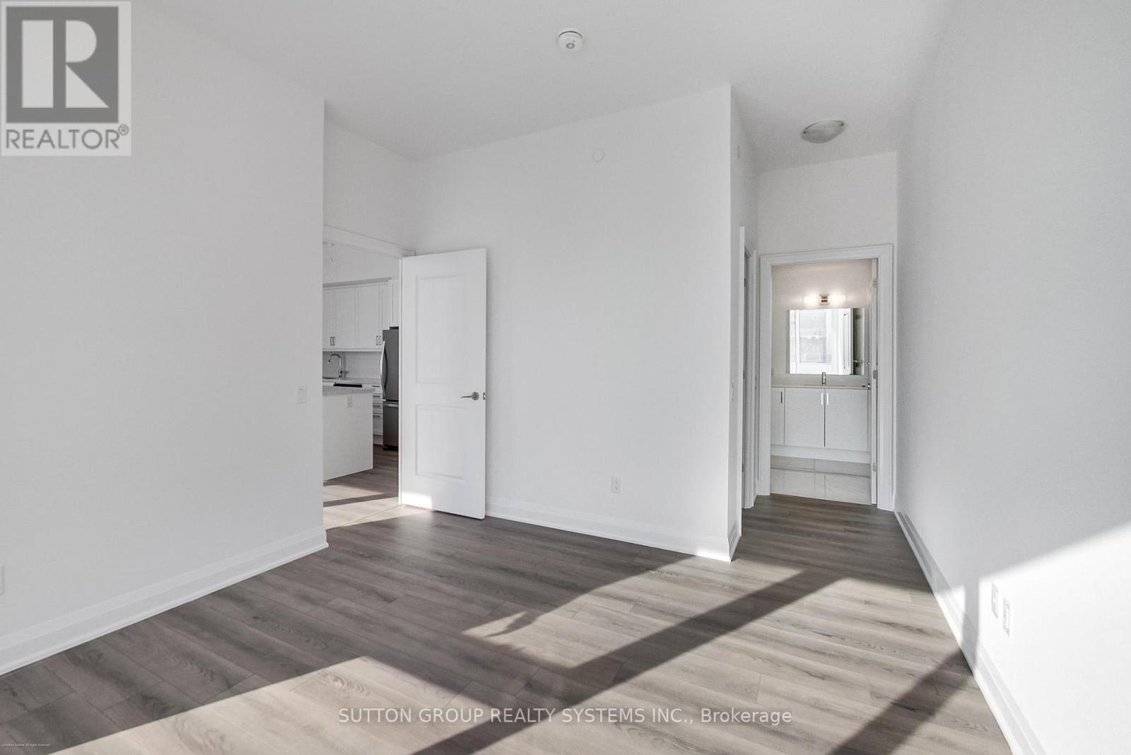 #204 10 GATINEAU DRIVE - 11