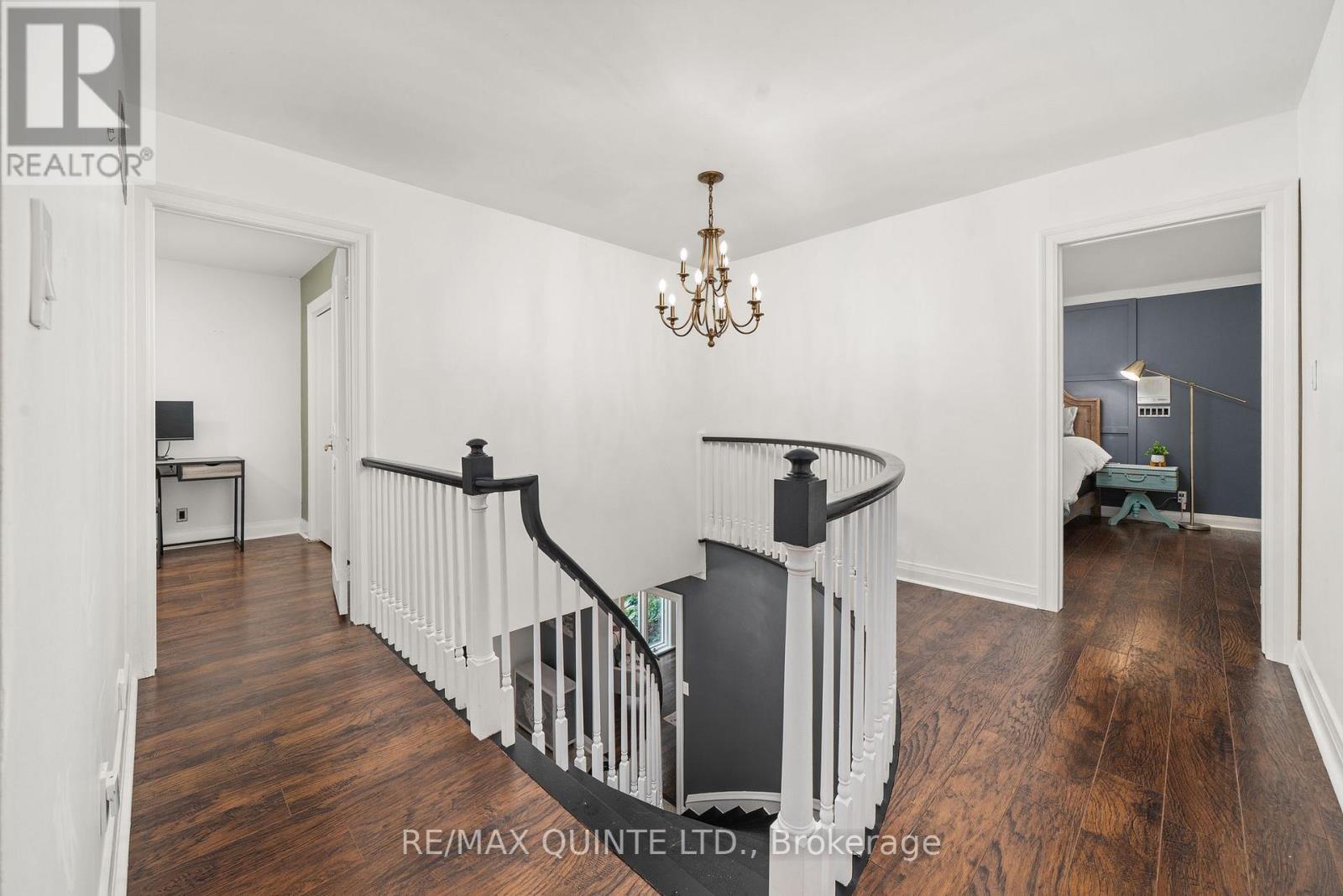 22 FOREST HILL CRESCENT - 22