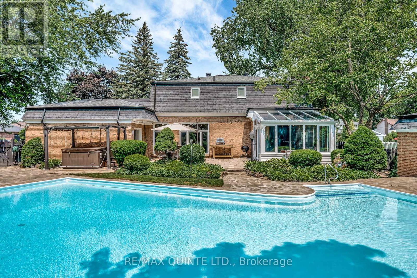 22 FOREST HILL CRESCENT - 44