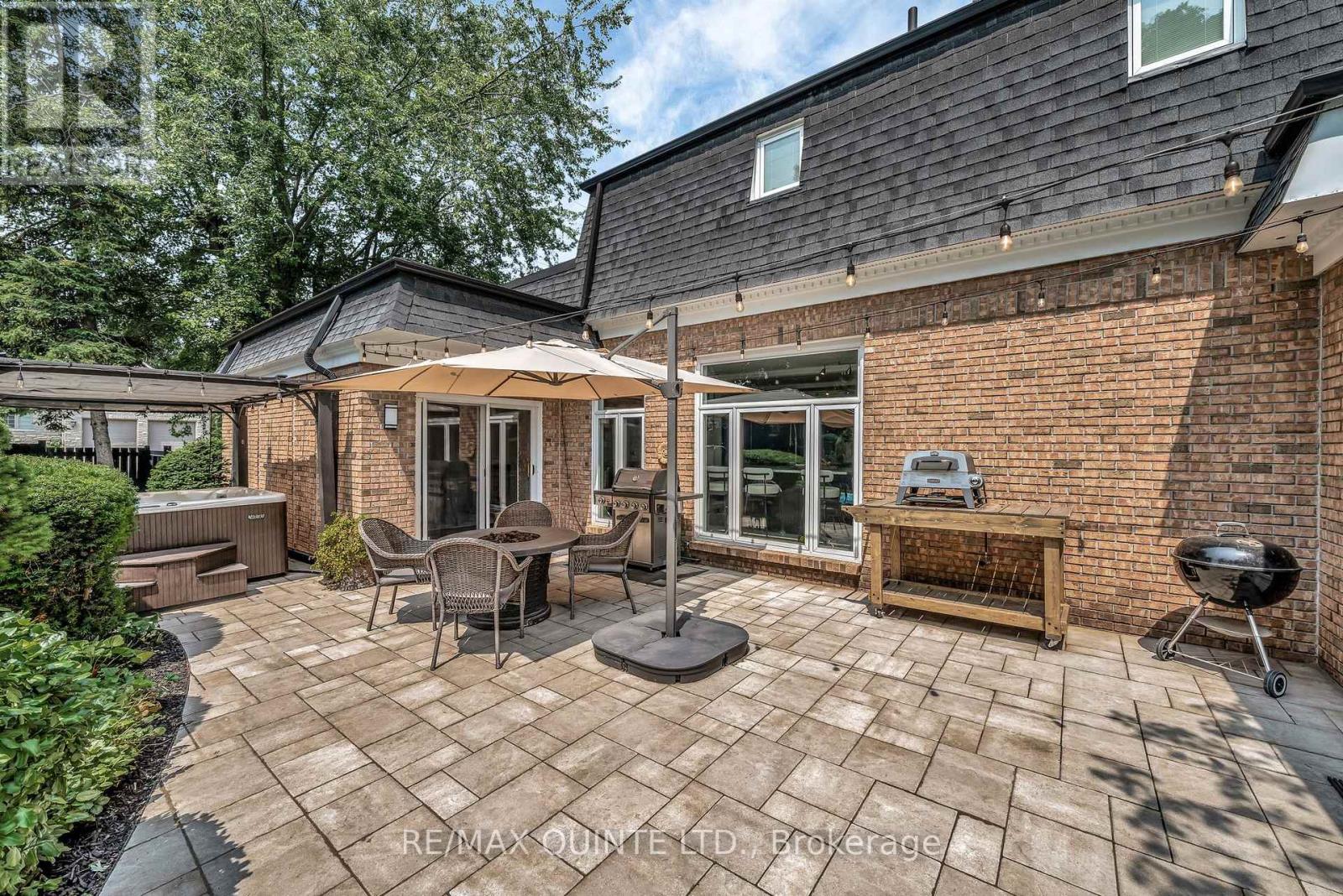 22 FOREST HILL CRESCENT - 40