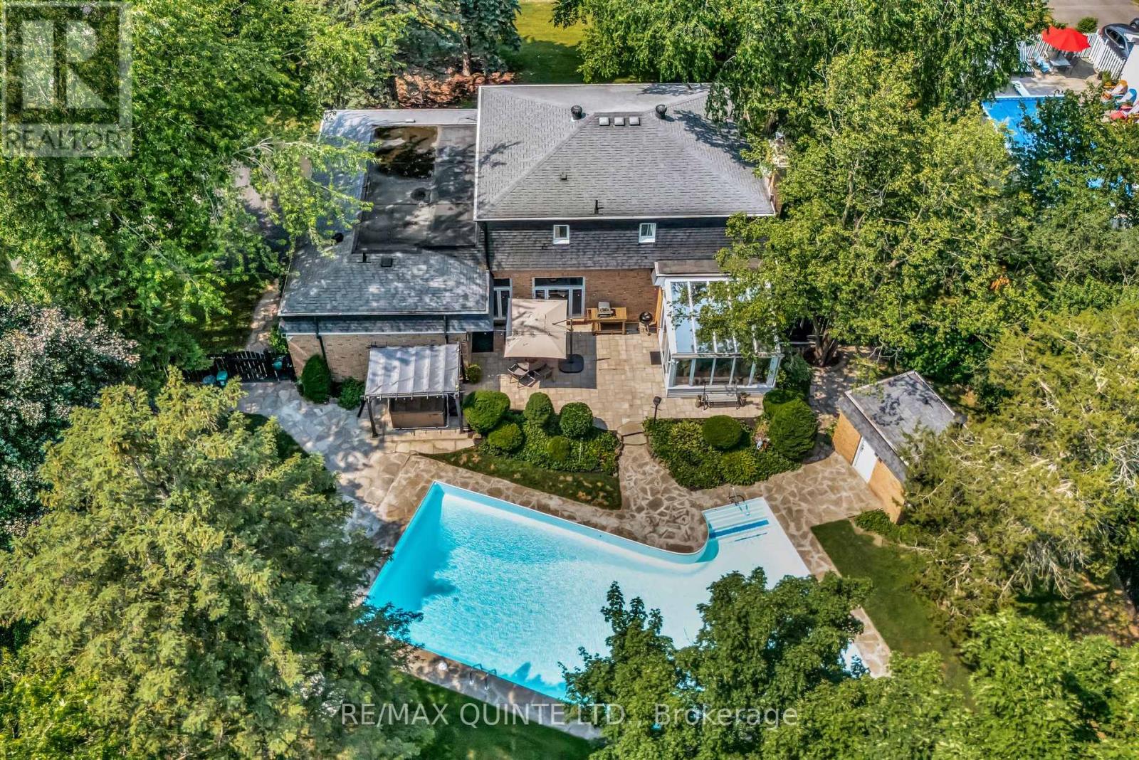 22 FOREST HILL CRESCENT - 49
