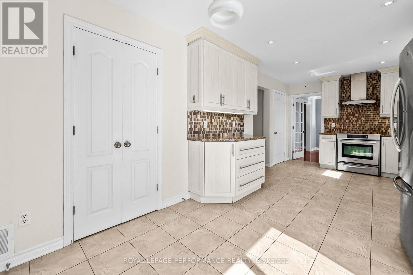 54 LAPOINTE BOULEVARD - 18