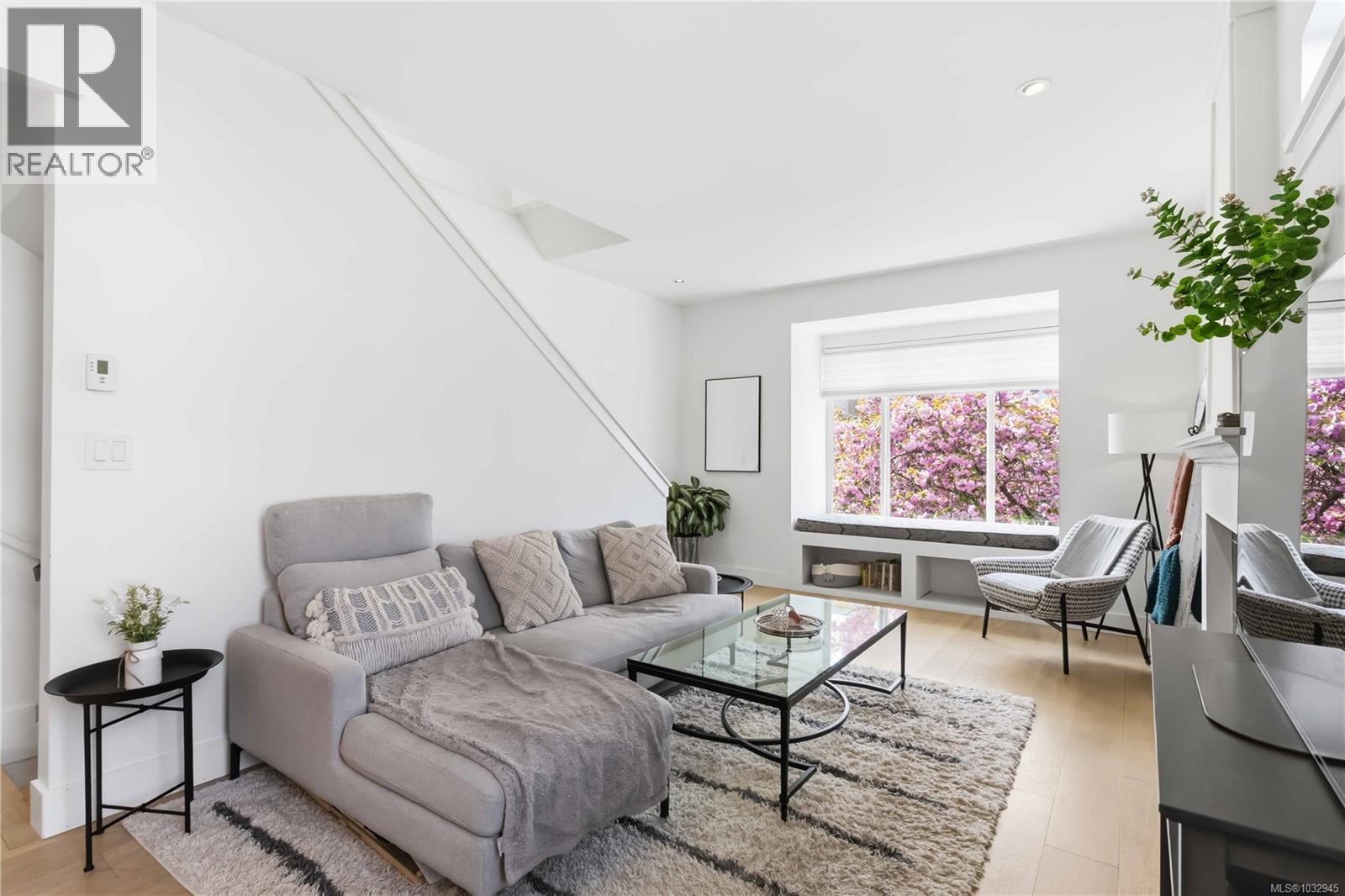 1 1521 Belcher Avenue, Victoria