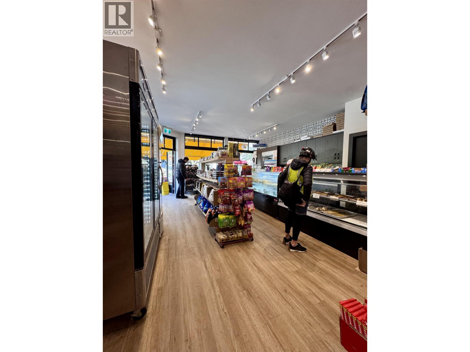 1500 BARCLAY STREET — photo 2