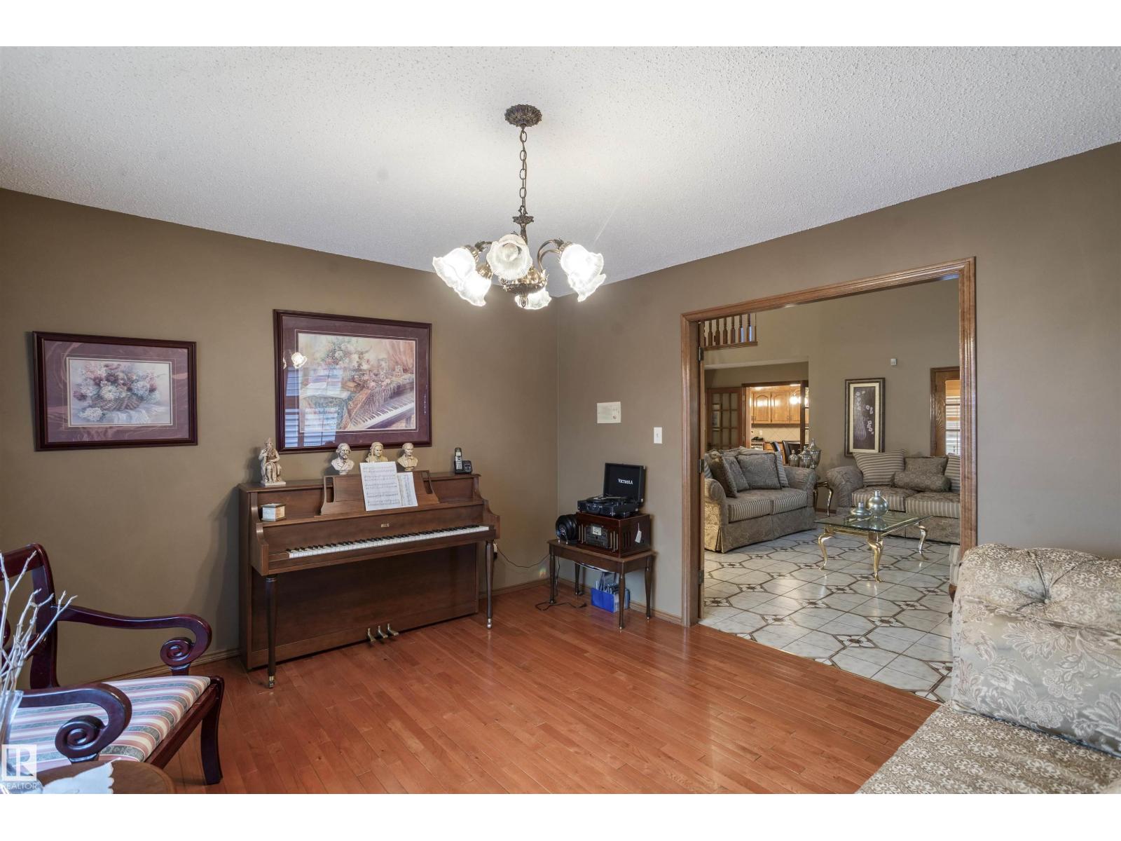 9831 158 AV NW, Edmonton