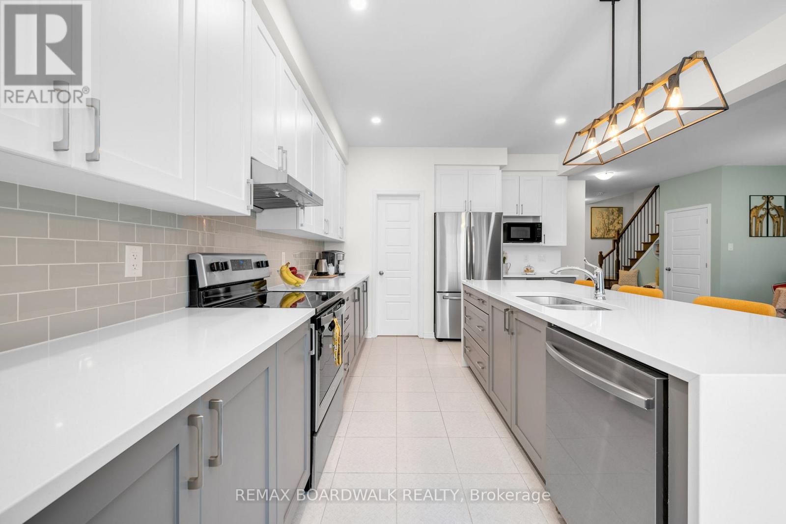 302 HALIBURTON HEIGHTS - 24
