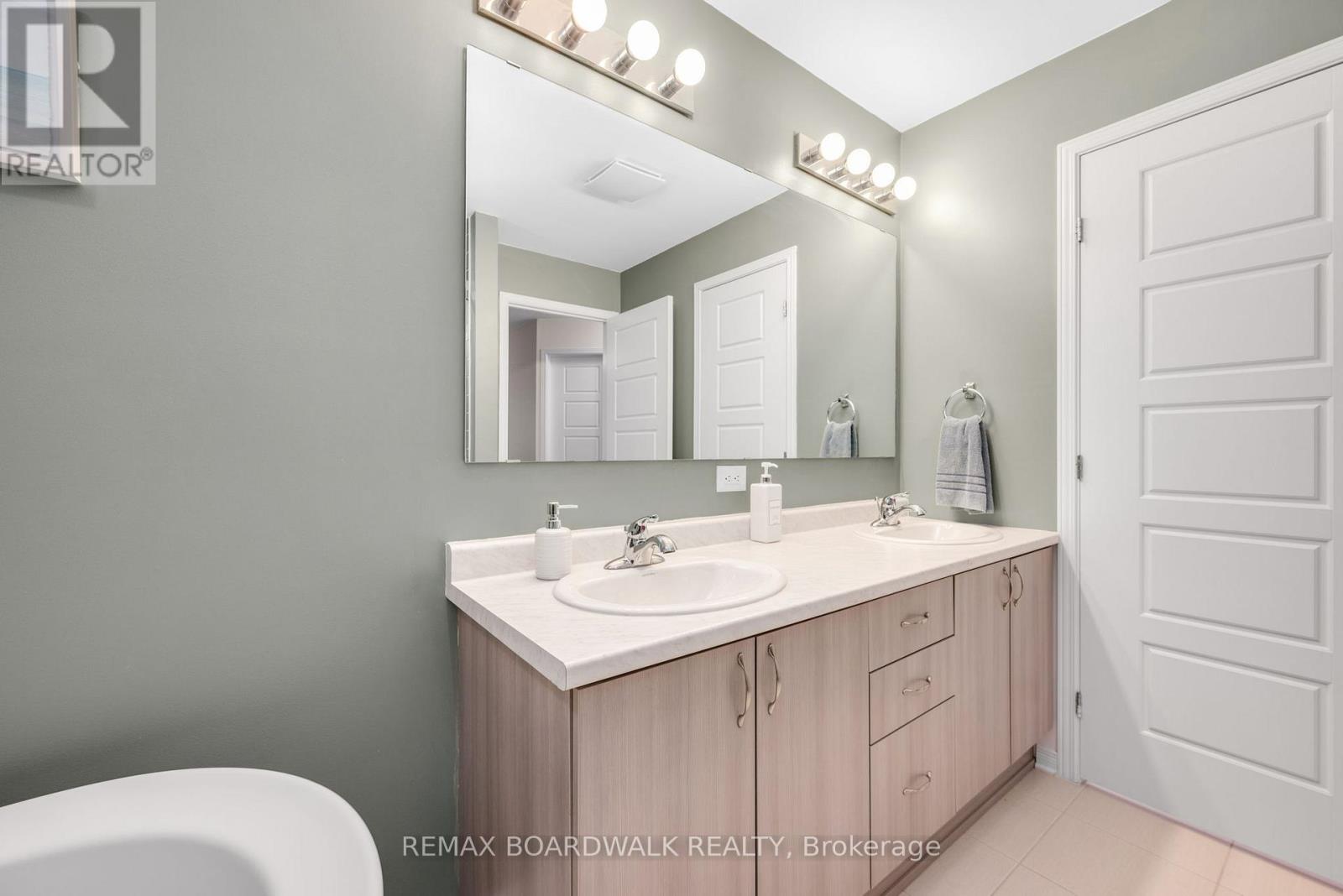 302 HALIBURTON HEIGHTS - 38