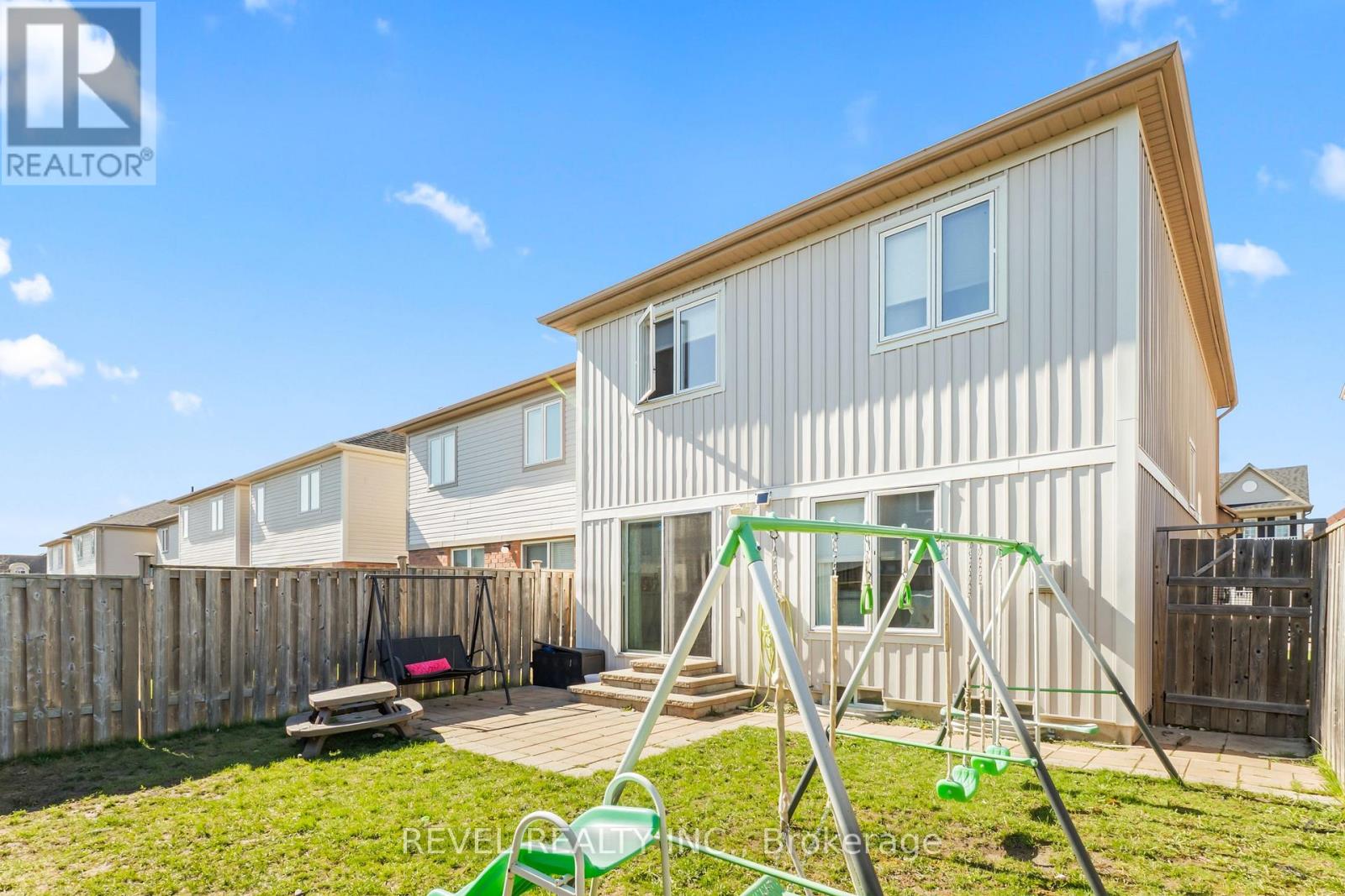 15 DONLEVY CRESCENT - 28