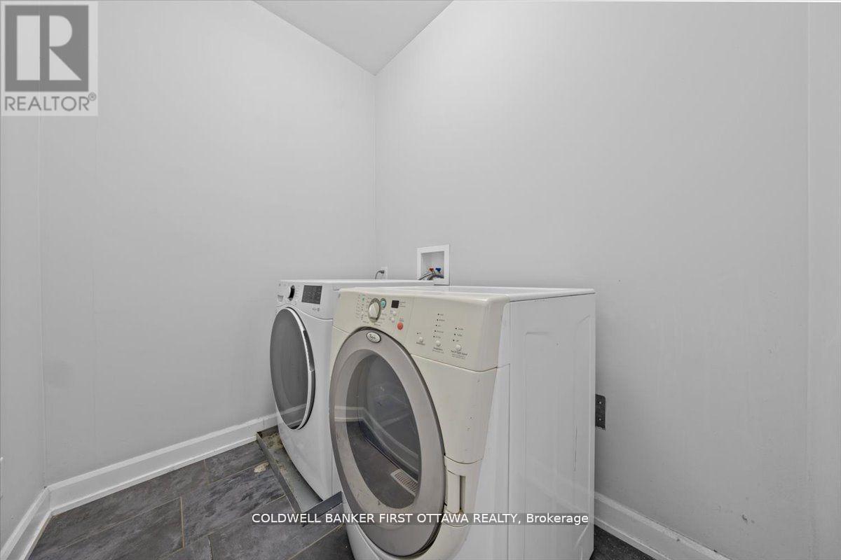 562 QUEEN MARY STREET — photo 16