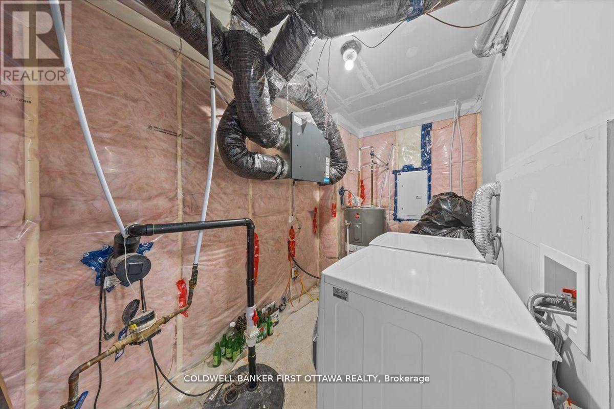 562 QUEEN MARY STREET — photo 37