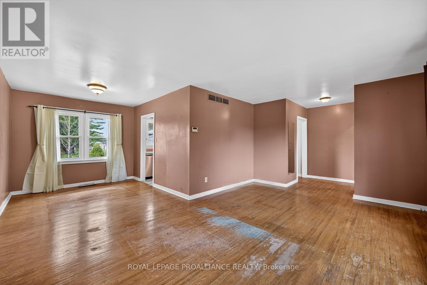 773 ROYAL CRESCENT — photo 8