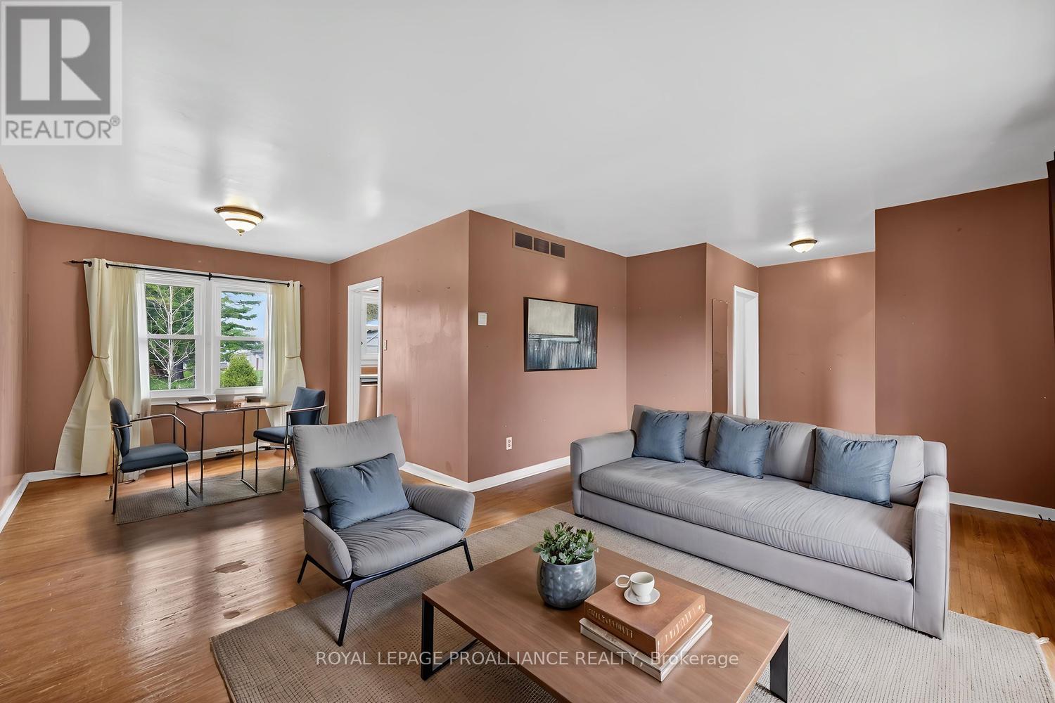 773 ROYAL CRESCENT — photo 9
