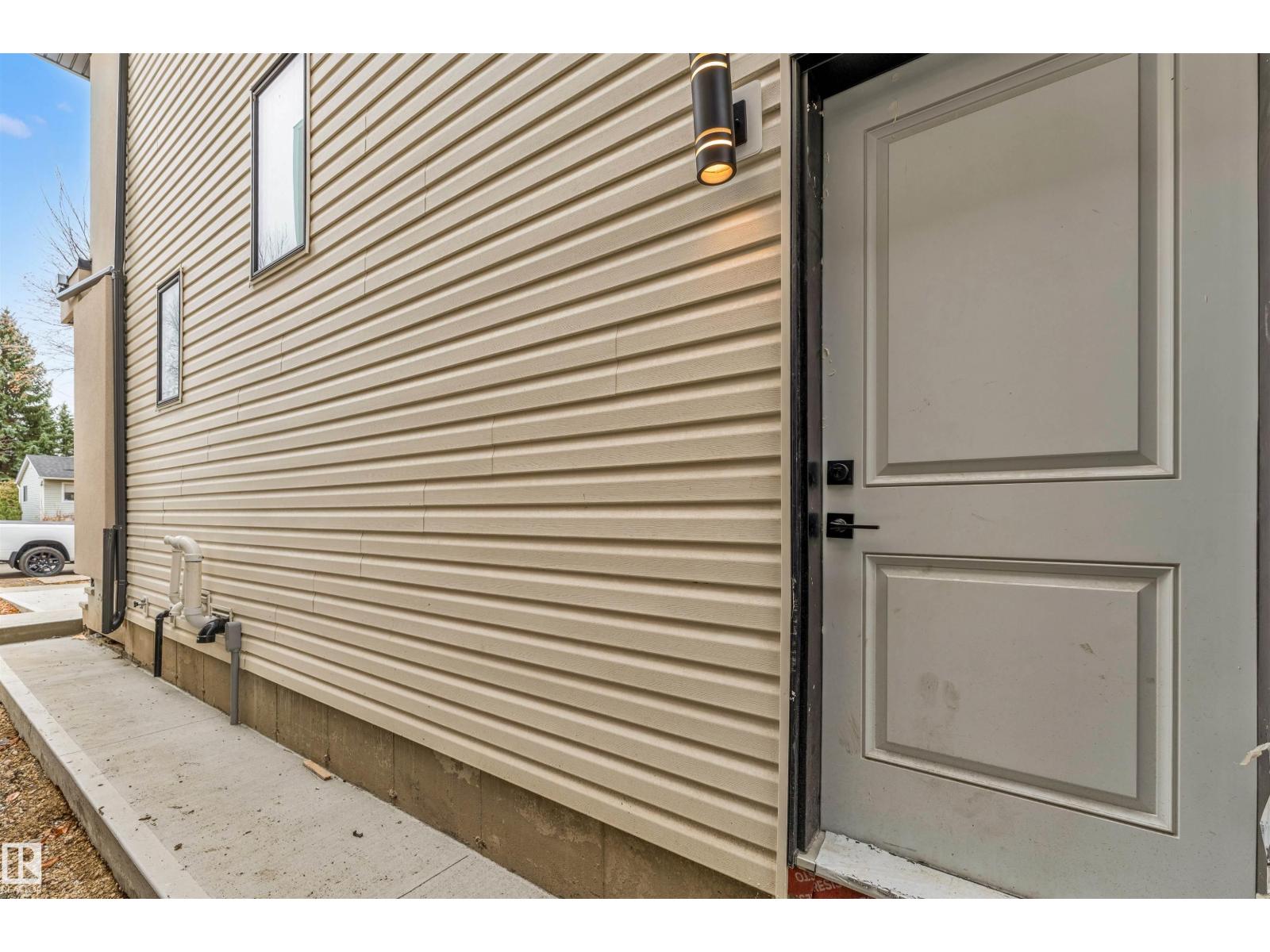 7934 77 AV NW - 5