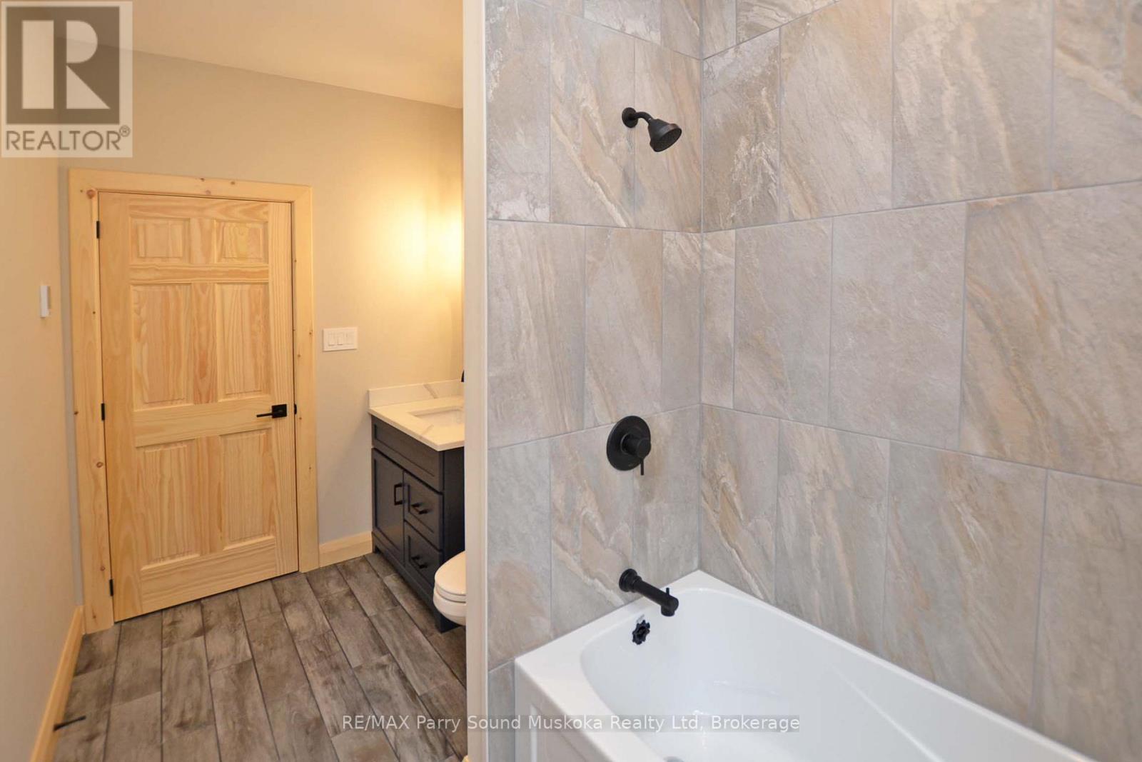Main Floor 4 Piece Bath