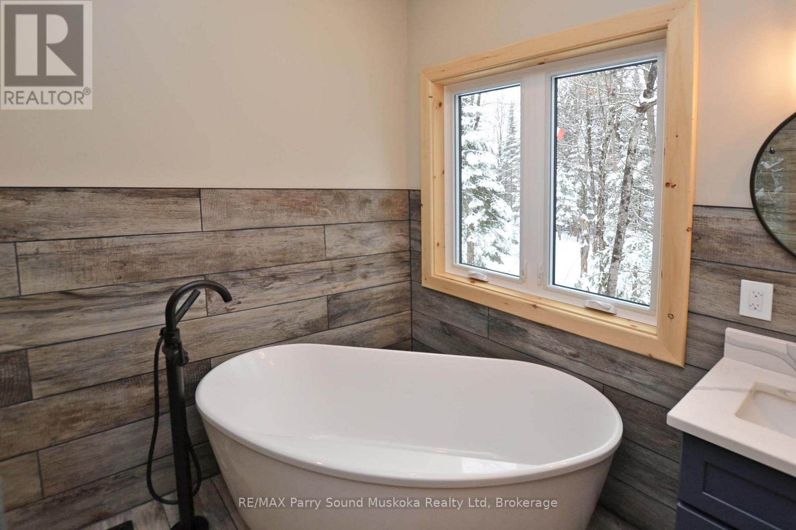 Ensuite soaker tub viewing nature