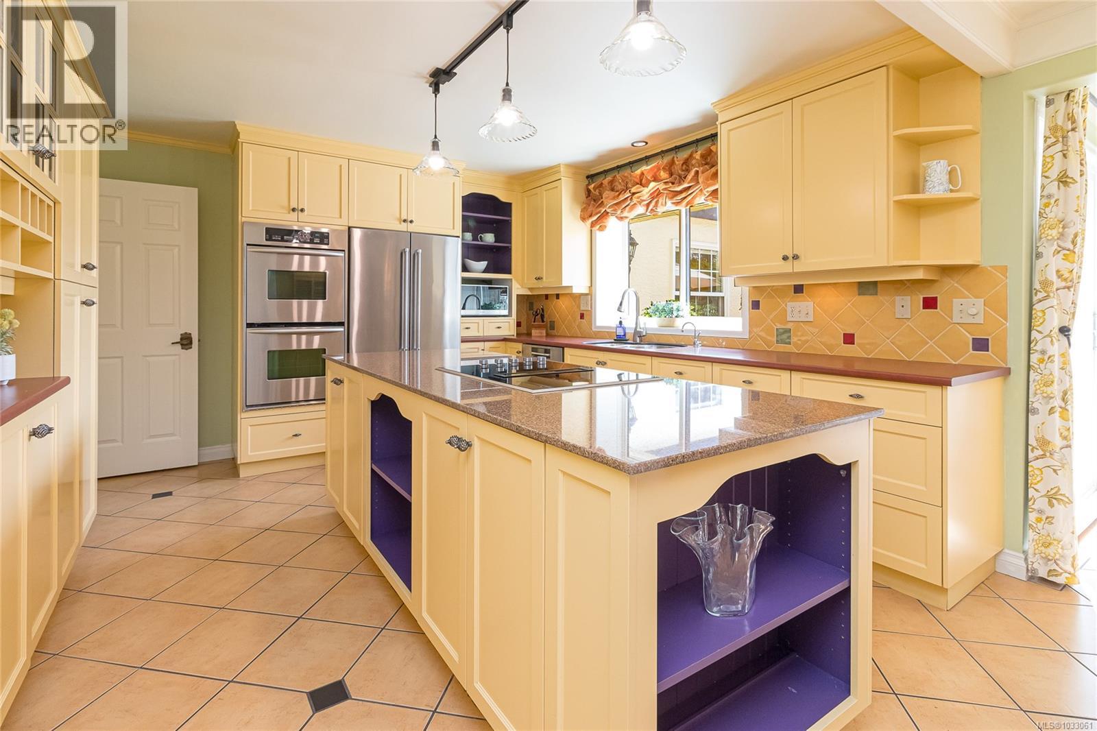  2557 Annabern Crescent, Saanich