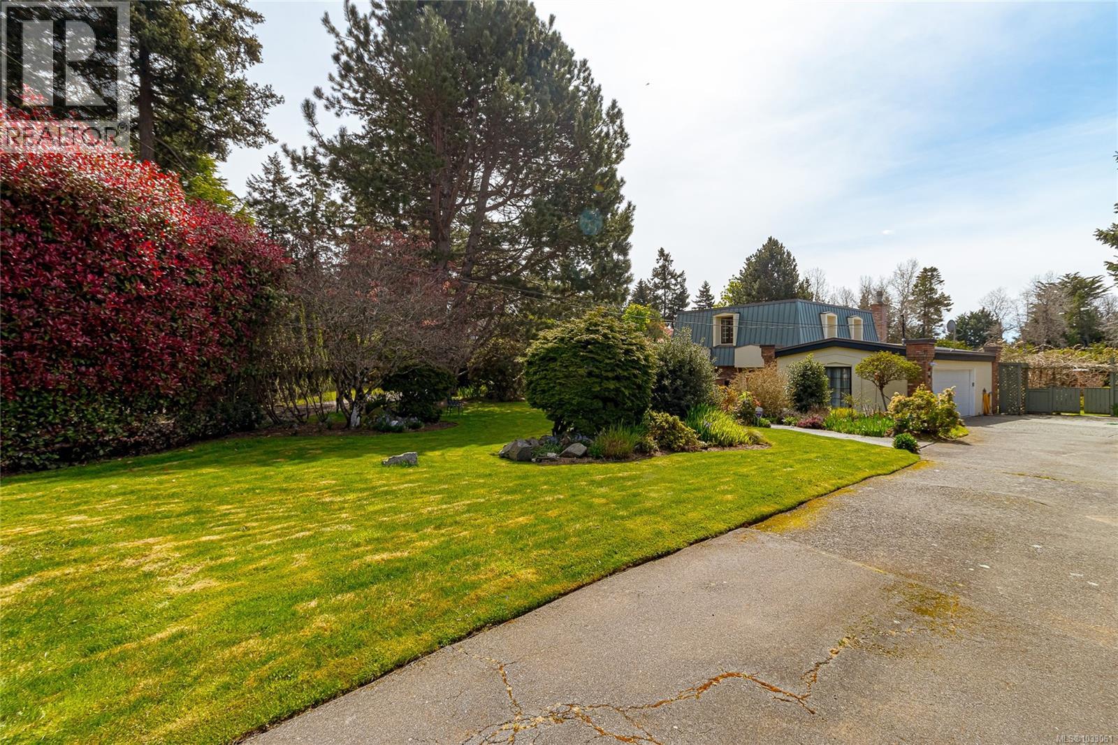  2557 Annabern Crescent, Saanich