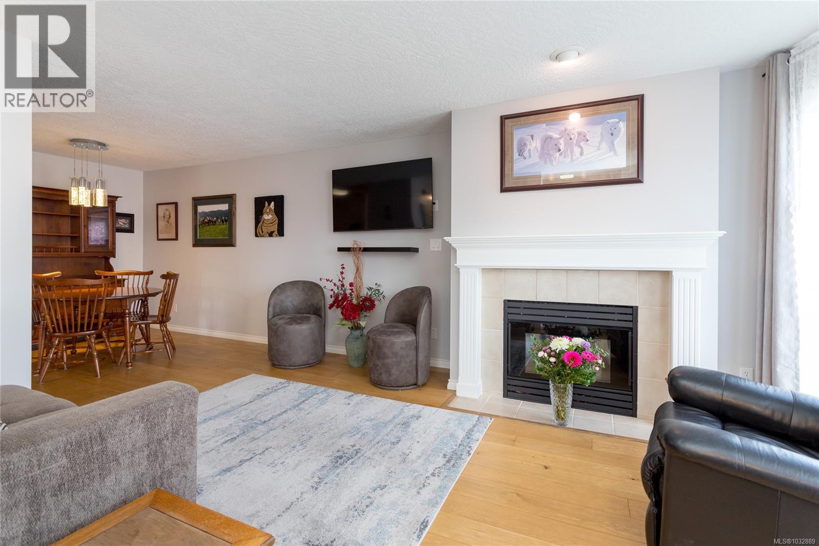 303 899 Darwin Avenue, Saanich