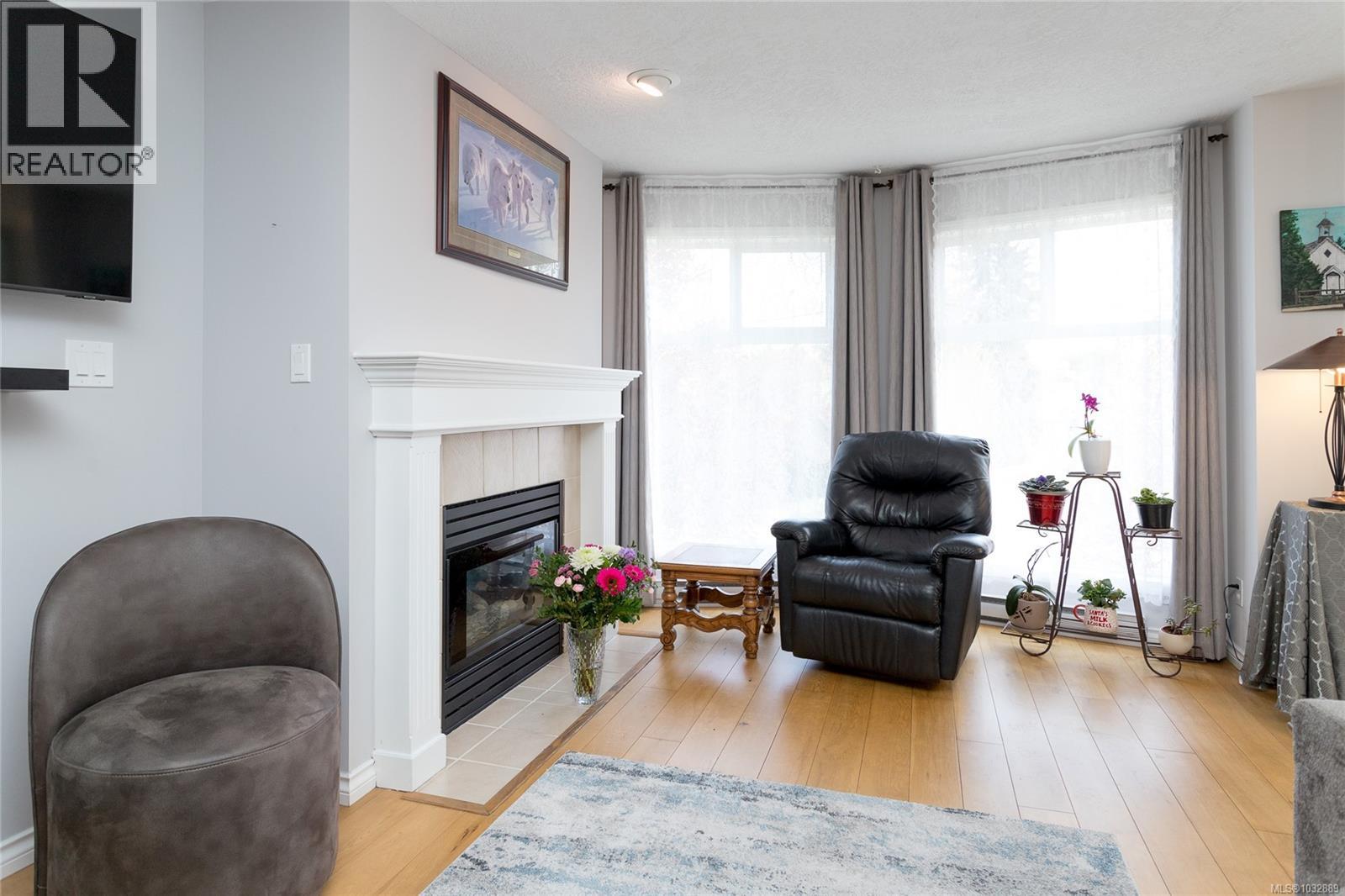 303 899 Darwin Avenue, Saanich