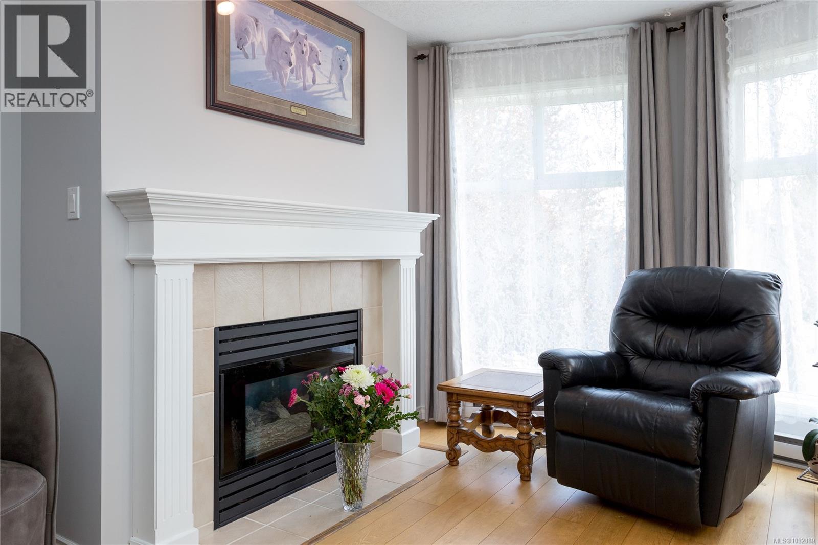 303 899 Darwin Avenue, Saanich