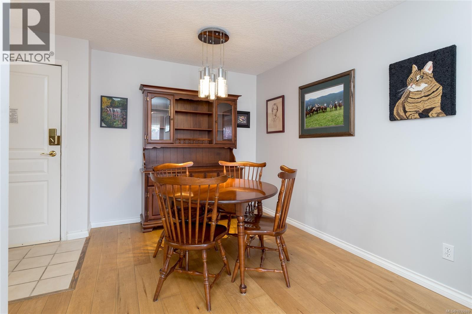 303 899 Darwin Avenue, Saanich