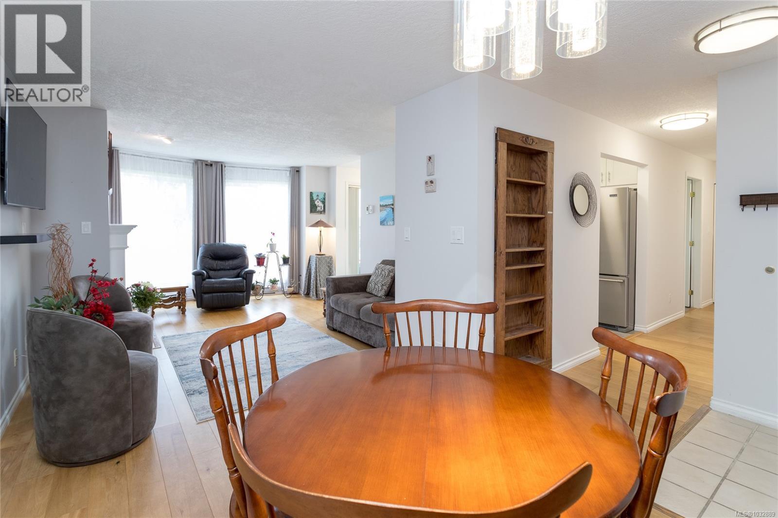 303 899 Darwin Avenue, Saanich