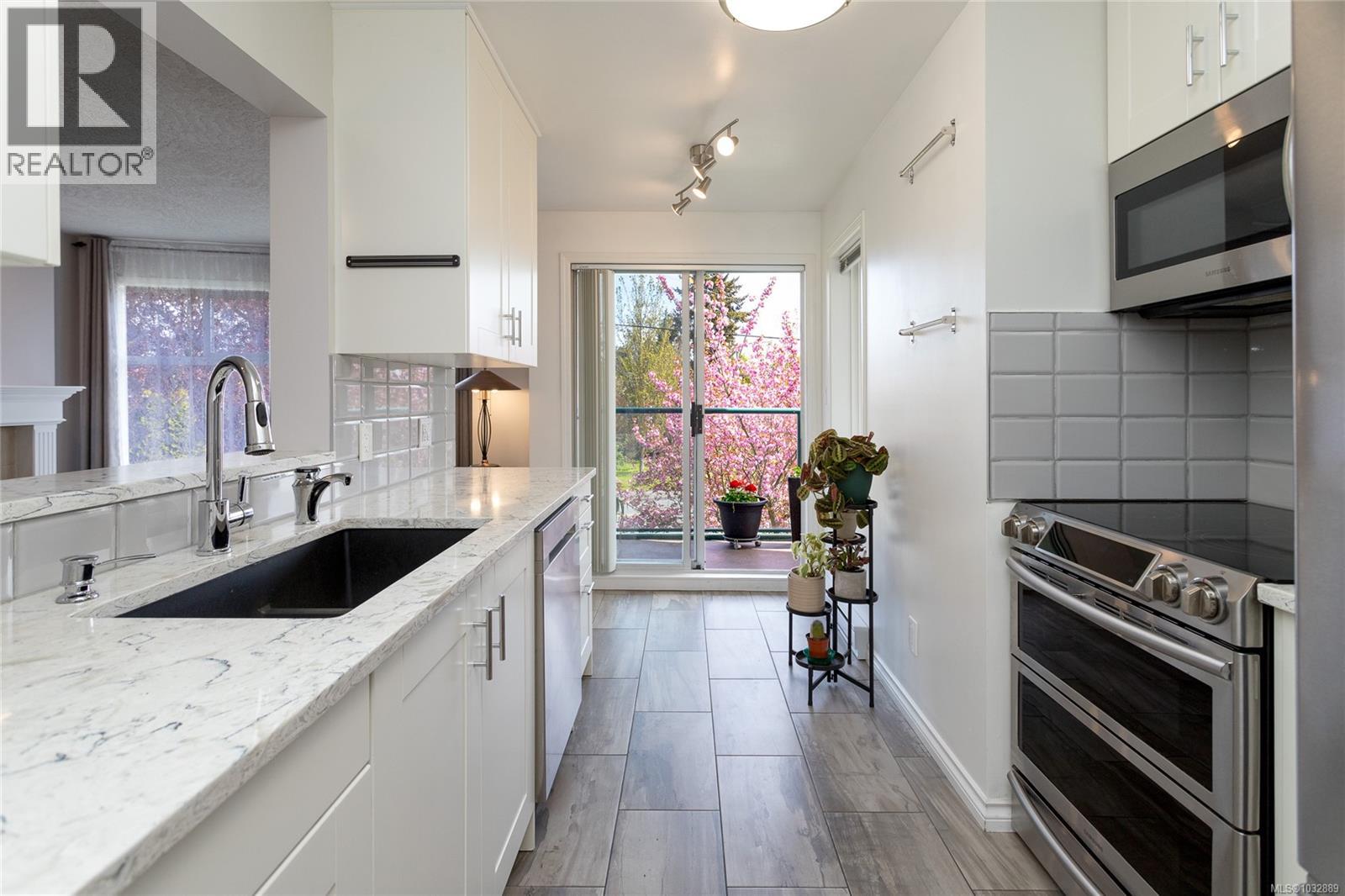 303 899 Darwin Avenue, Saanich