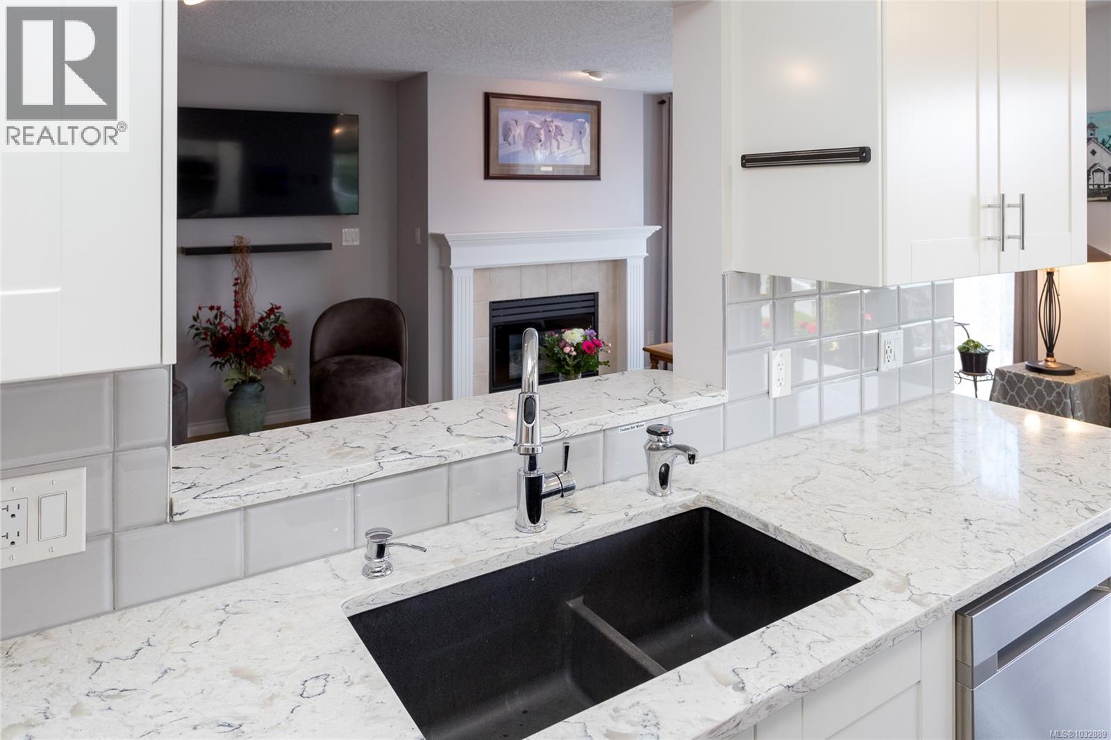 303 899 Darwin Avenue, Saanich