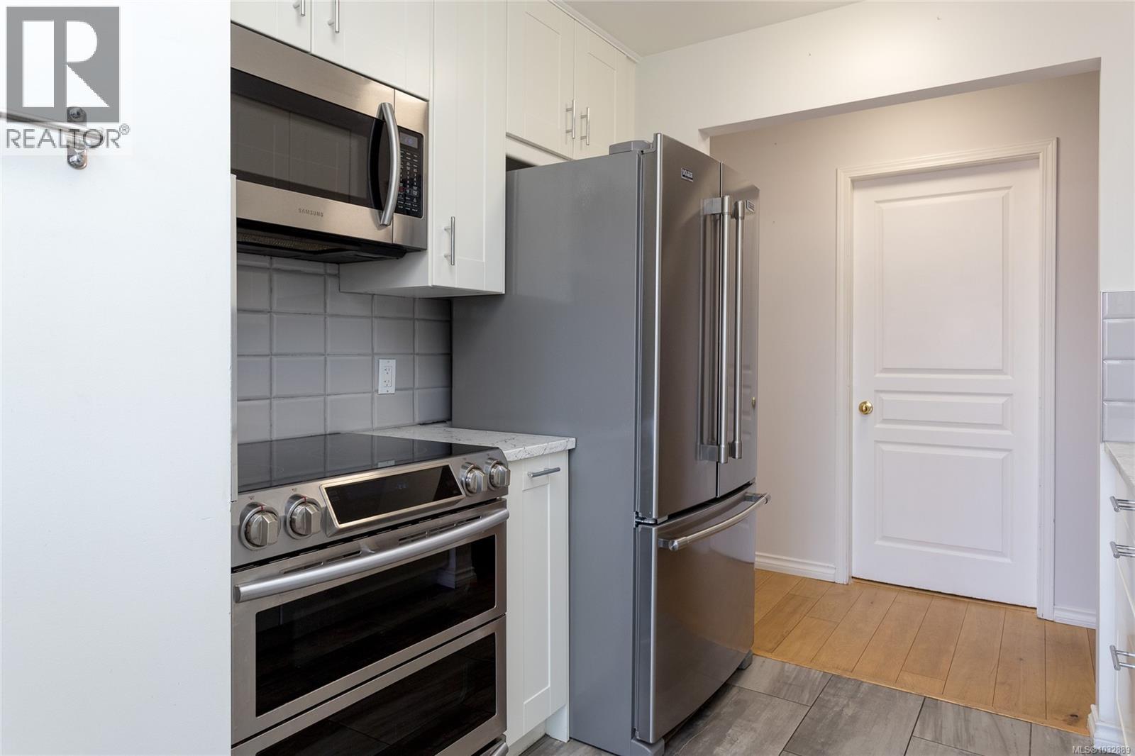 303 899 Darwin Avenue, Saanich