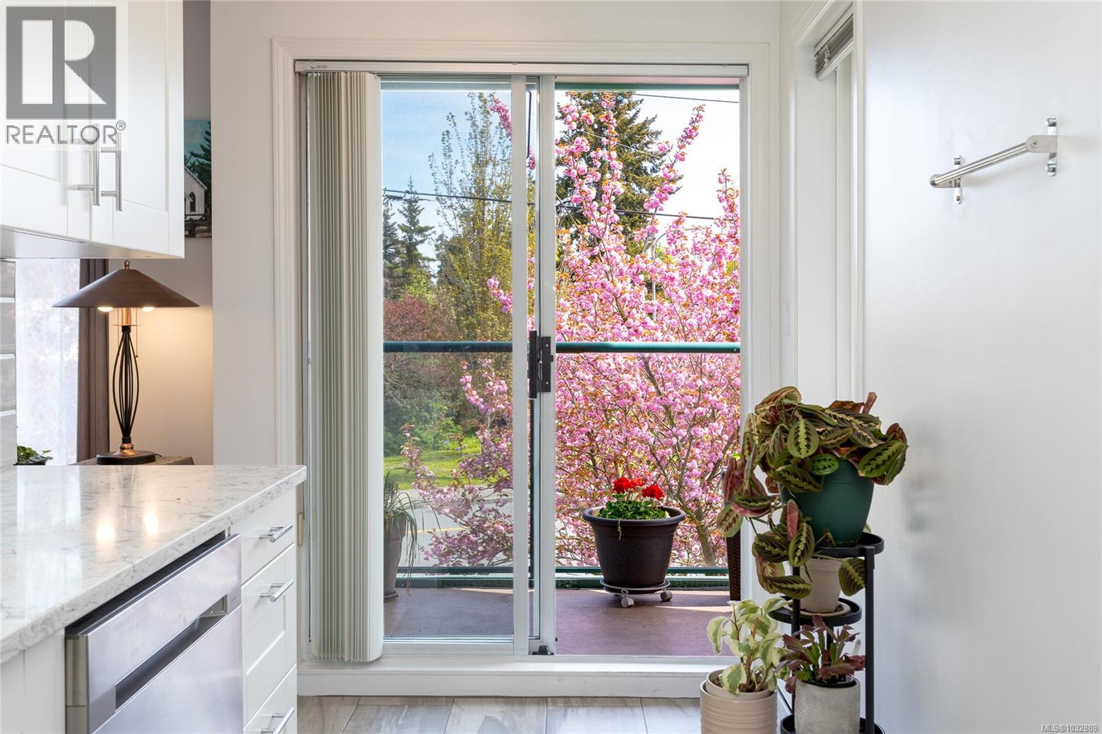 303 899 Darwin Avenue, Saanich